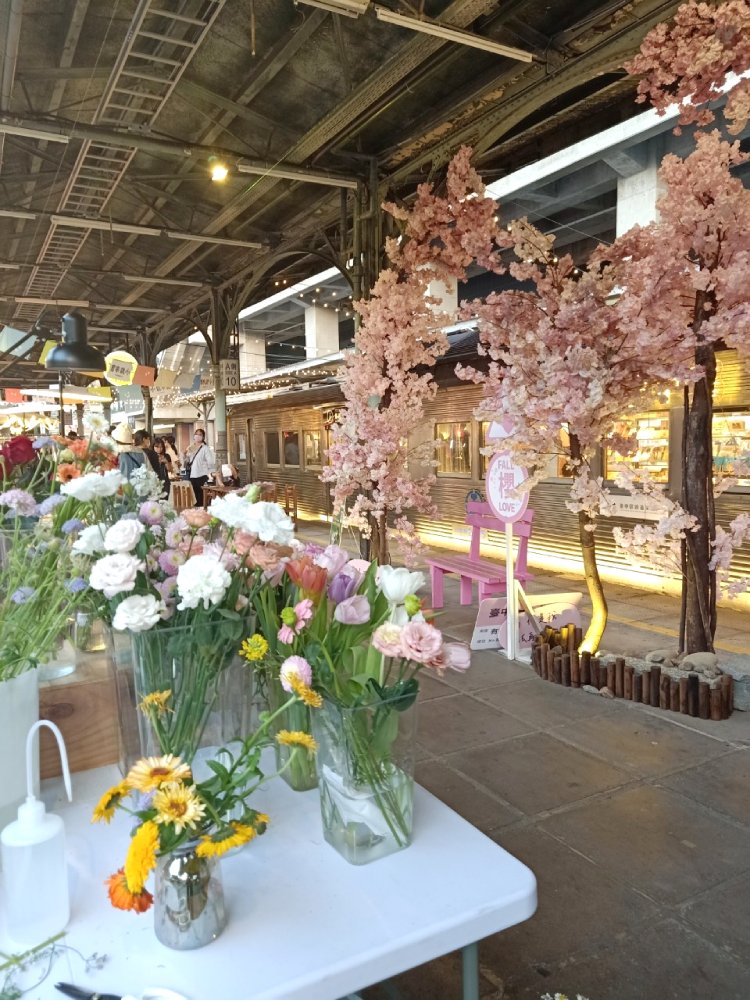 flowers shop at lifestyle market