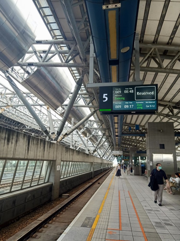 platforms at HSR Taichung station