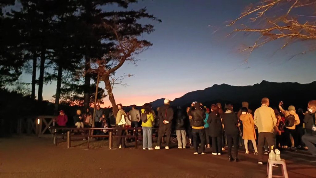 group of people waiting to see the sunrise at Alishan