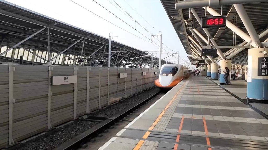 platform at HSR Chiayi station