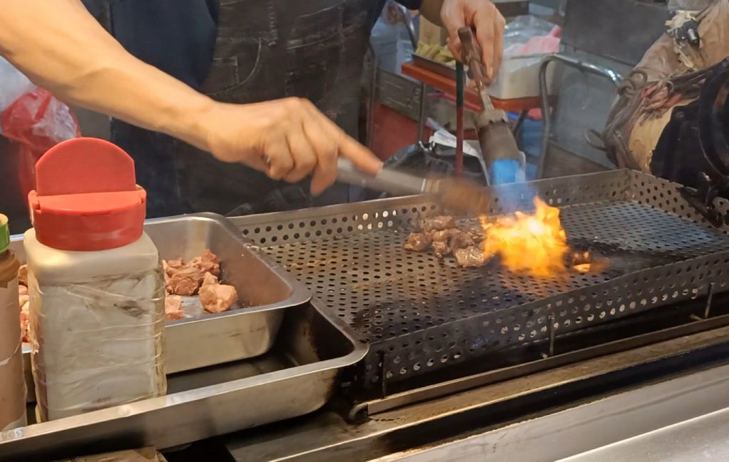 roasted cube-cut beef at Liouhe tourist night market