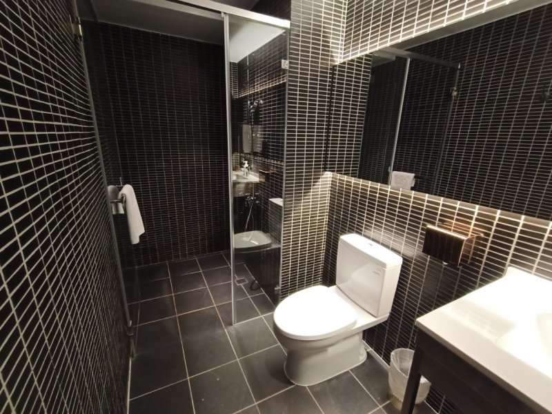 toilet at inns hotel room