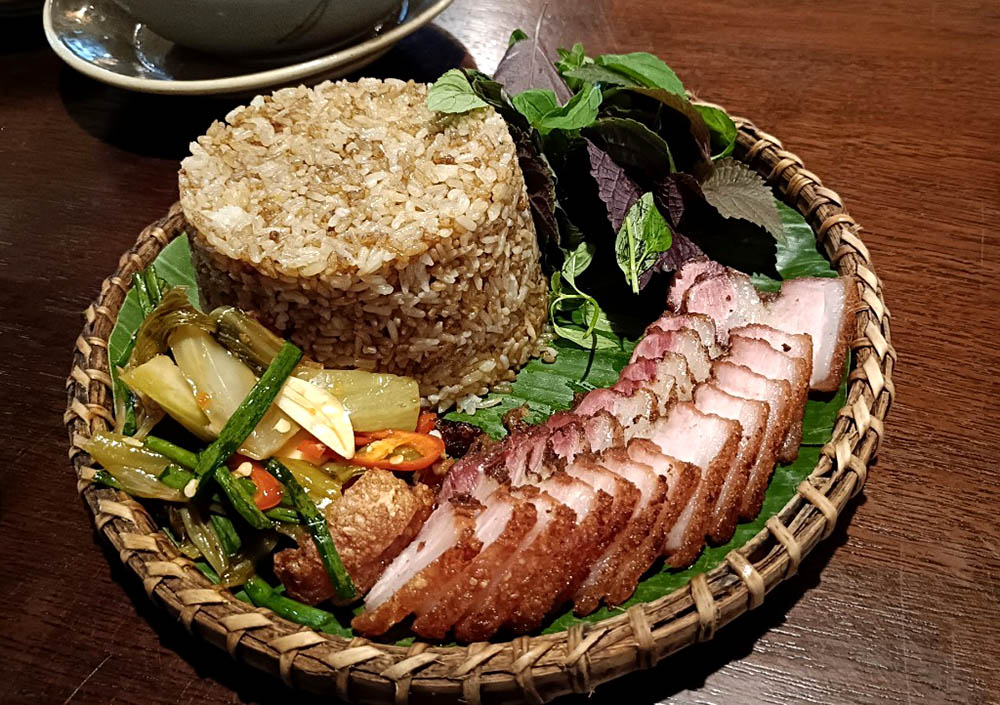 ข้าวผัดหมูกรอบ ที่ร้าน Ot hiem