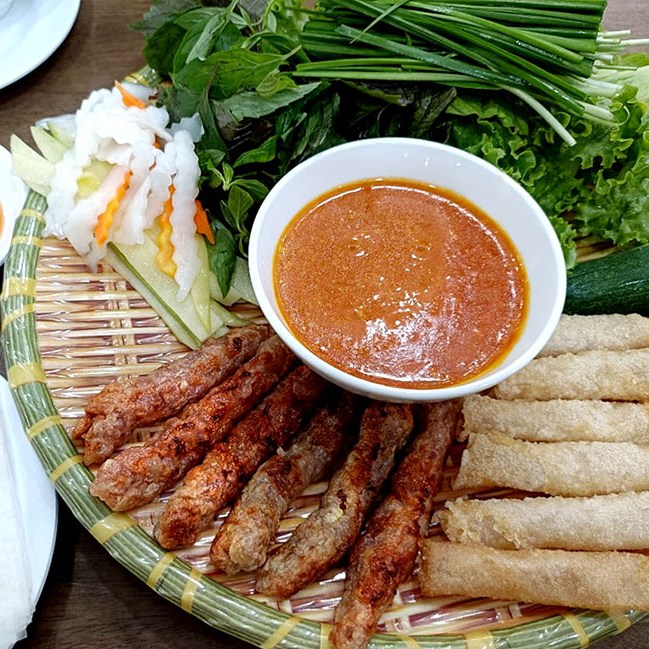 แหนมเนือง ร้าน Que Huong Pho Com