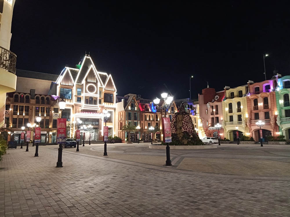 atmosphere at VinWonders