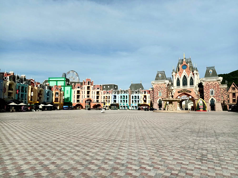 atmosphere at VinWonders