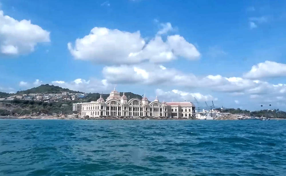 วิวระหว่างขึ้นเรือไปสวนสนุก VinWonders