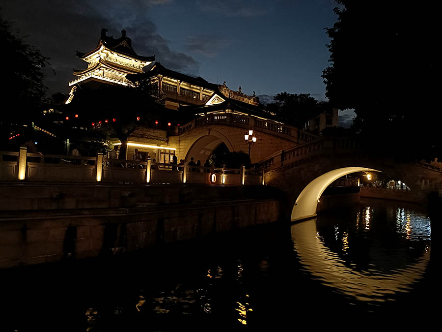 สะพานพระจันทร์ Yongqingfang ยามค่ำคืน