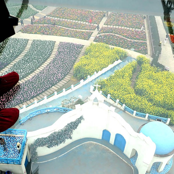 สะพานกระจก สำหรับขึ้นไปชมวิว ที่ Manhua Manor เฉิงตู