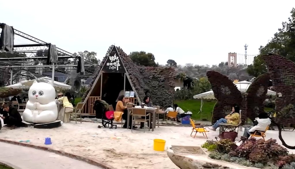 คาเฟ่ภายใน Manhua Manor มีทรายให้เด็กๆ เล่น
