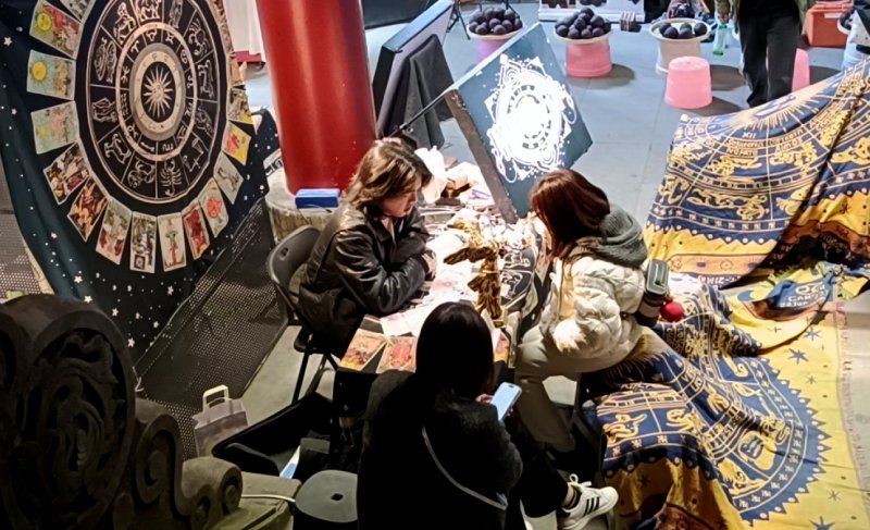 มีร้านรับดูไพ่ทาโรต์มากมาย