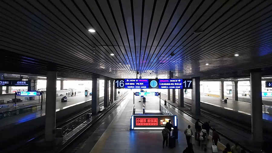 ชานลาชา รถไฟความเร็วสูง ที่สถานีเฉิงตูตะวันออก