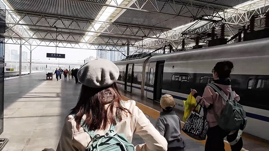 ชานลาชา รถไฟความเร็วสูง ที่สถานีเฉิงตูตะวันออก