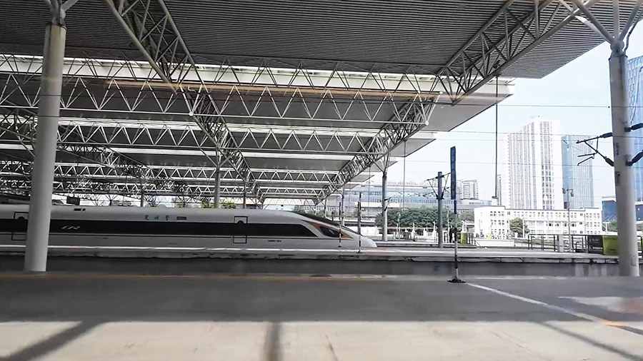 ชานลาชา รถไฟความเร็วสูง ที่สถานีเฉิงตูตะวันออก