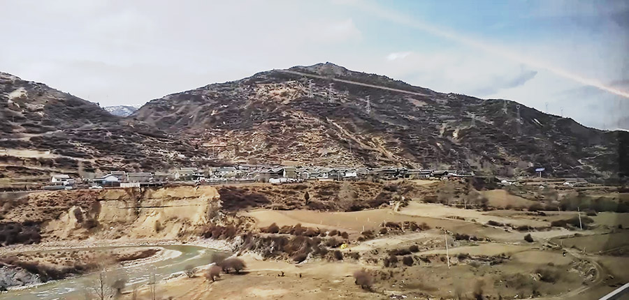 วิวระหว่างทางจากเฉิงตูไปยังหวงหลงจิ่วจ้าย ภูเขาสูงแห้งแล้ง