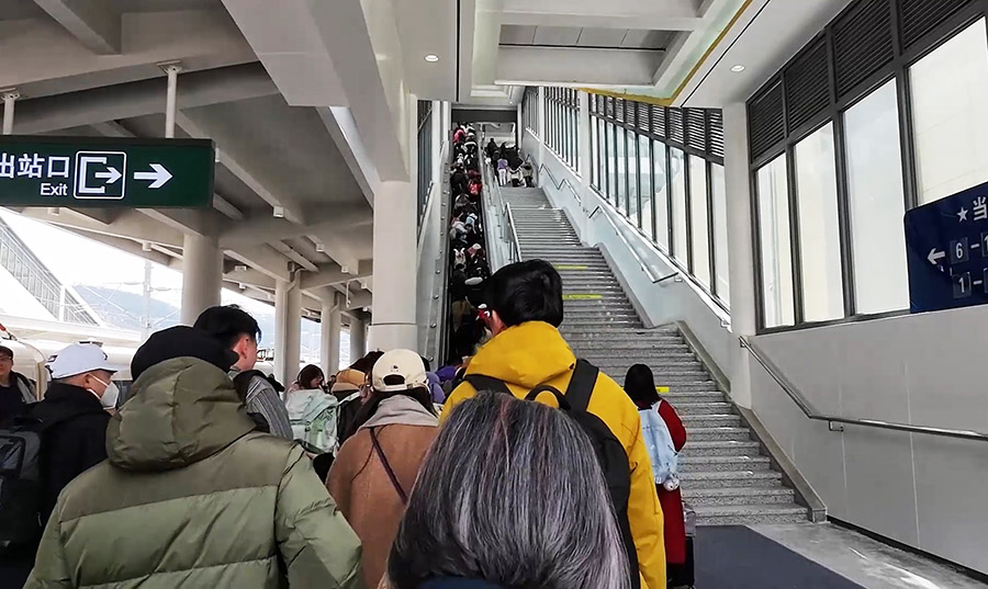 ออกจากสถานีรถไฟหวงหลงจิ่วจ้าย เพื่อไปต่อรถบัส