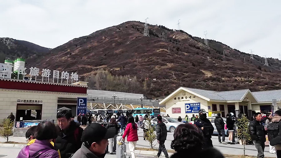 ด้านนอกสถานีรถไฟ หวงหลง-จิ่วจ้าย มีลานจอดรถบัส และศูนย์บริการนักท่องเที่ยว