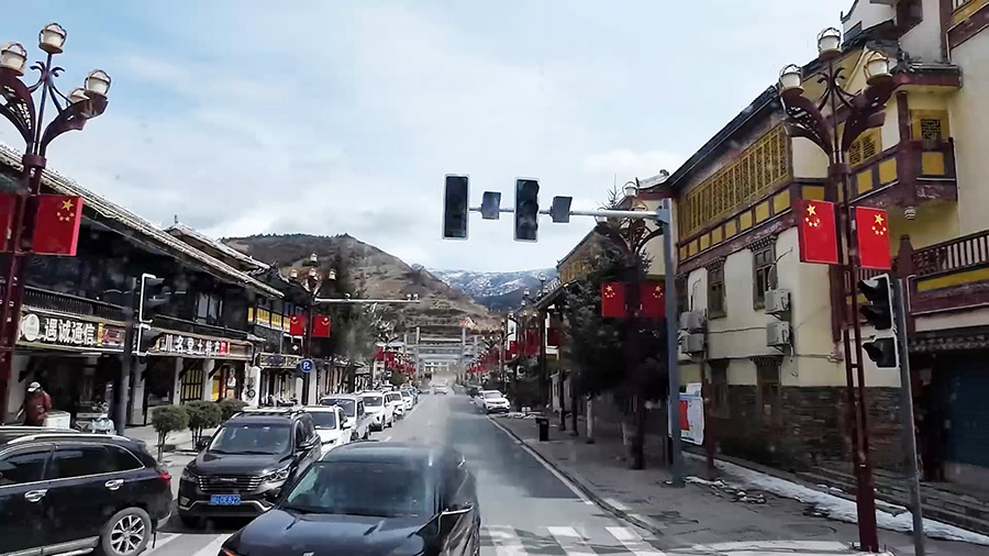 บรรยากาศระหว่างเดินทางโดยรถบัสไปจิ่วจ้ายโกว โซนชุมชน มีอาคารสไตล์ทิเบต