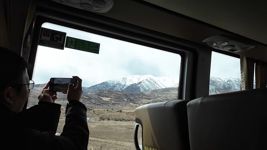 บรรยากาศระหว่างเดินทางโดยรถบัสจากสถานีรถไฟหวงหลง-จิ่วจ้าย ไปจิ่วจ้ายโกว 
