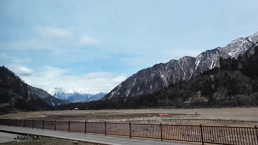 บรรยากาศระหว่างเดินทางโดยรถบัสจากสถานีรถไฟหวงหลง-จิ่วจ้าย ไปจิ่วจ้ายโกว