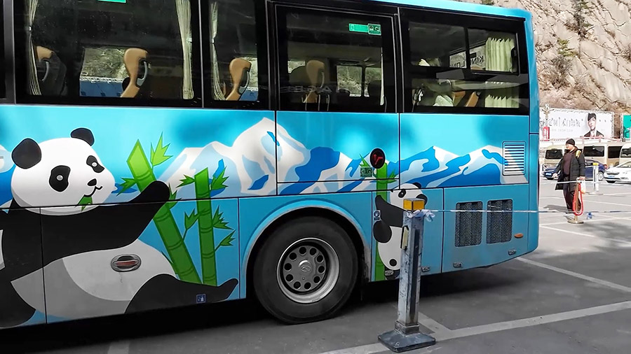 รถบัสลายหมีแพนด้า พาเราเดินทางจากสถานีรถไฟหวงหลง-จิ่วจ้าย มายังหน้าอุทยาน จิ่วจ้ายโกว
