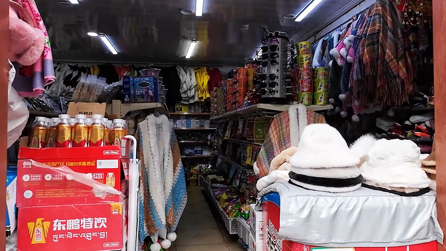 ร้านขายของชำ อุปกรณ์กันหนาวต่างๆ