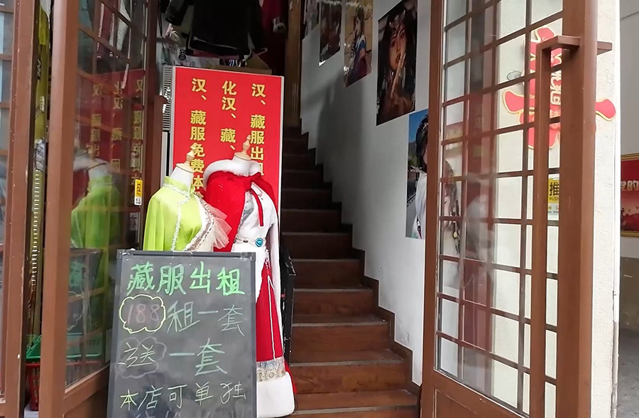 ร้านเช่าชุดก็มีหลายร้าน ในอุทยานก็มีให้เช่าเหมือนกัน