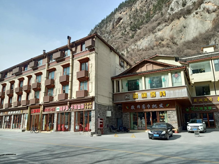 บรรยากาศโซนที่พักนักท่องเที่ยว ร้านอาหารต่างๆ หน้าอุทยานจิ่วจ้ายโกว