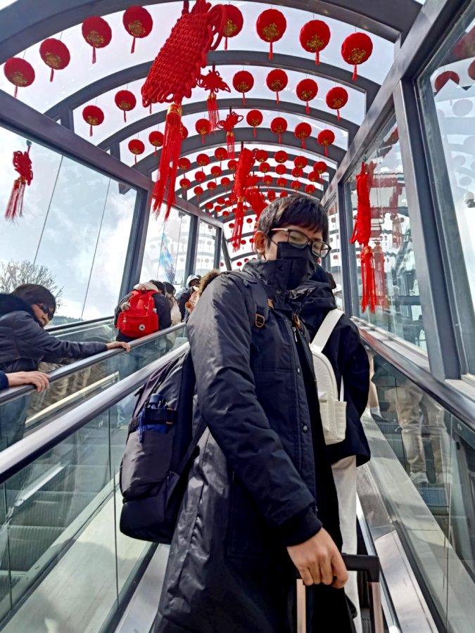 ออกจากสถานีรถไฟหวงหลงจิ่วจ้าย เพื่อไปต่อรถบัส  จากตรงนี้ต้องขึ้นบันไดเลื่อนไปยังลานจอดรถ