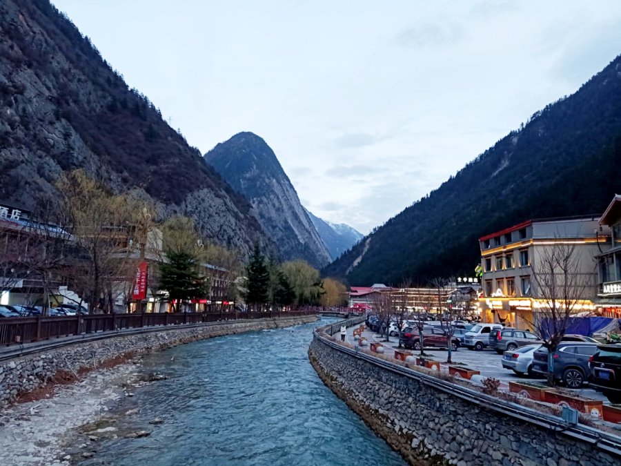 บรรยากาศยามค่ำ โซนที่พักนักท่องเที่ยว ร้านอาหารต่างๆ หน้าอุทยานจิ่วจ้ายโกว