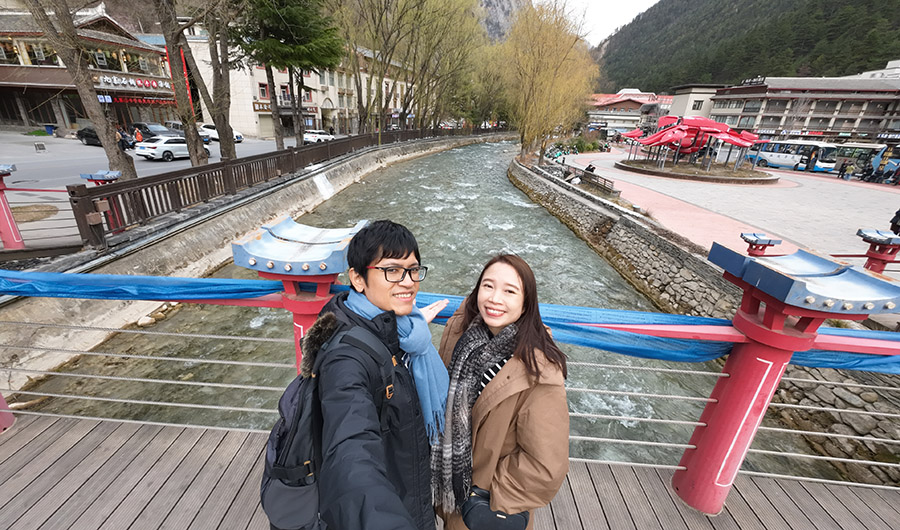 บรรยากาศโซนที่พักนักท่องเที่ยว ร้านอาหารต่างๆ หน้าอุทยานจิ่วจ้ายโกว