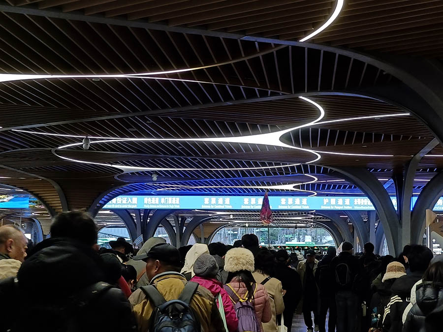 แถวรอเข้าอุทยาน แม้คนจะเยอะแต่เร็ว รอไม่นาน