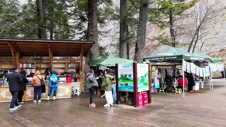 ร้านค้า และบริการรับถ่ายภาพ เช่าชุด ริมทะเลสาบแพนด้า