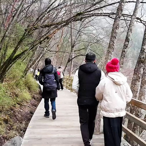 ทางเดินริมทะเลสาบห้าบุปผา จิ่วจ้ายโกว