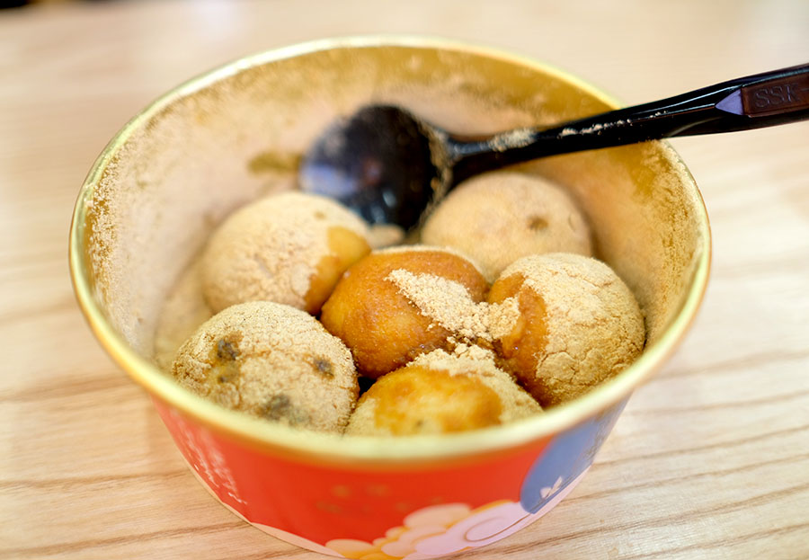 เต้าหู้บัวลอยงาดำ โรยถั่วบด