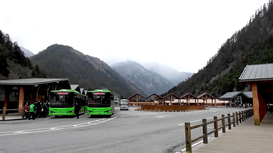 ท่ารถบัสที่ศูนย์บริการนักท่องเที่ยว จิ่วจ้ายโกว