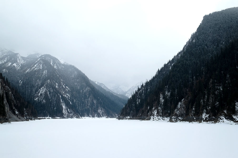 บรรยากาศที่ Long Lake ทะเลสาบยาว จิ่วจ้ายโกว ที่มีหิมะปกคลุมขาวไปทั่วทั้งทะเลสาบ