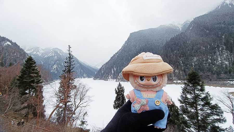 บรรยากาศที่ Long Lake ทะเลสาบยาว จิ่วจ้ายโกว ที่มีหิมะปกคลุมขาวไปทั่วทั้งทะเลสาบ