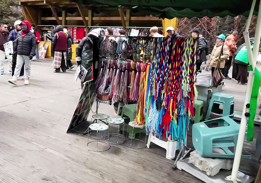 ร้านรับทำผม แต่งหน้า แต่งชุดทิเบต สามารถเช่าชุดที่นี่แล้วลงไปคืนข้างล่างได้