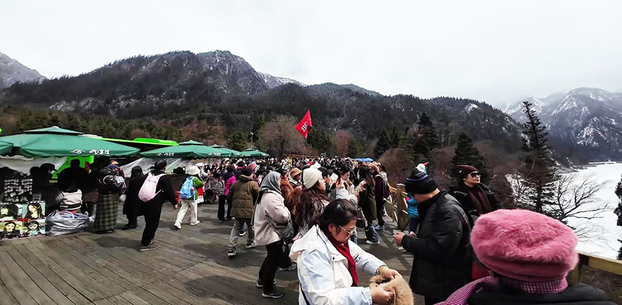 นักท่องเที่ยวจำนวนมากชมบรรยากาศและถ่ายรูป Long Lake จิ่วจ้ายโกว