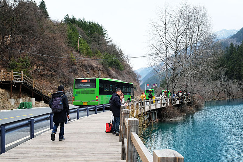 ทางเดินริมทะเลสาบเสือเลาะริมถนน ขึ้นรถบัสได้ที่ป้ายรถ