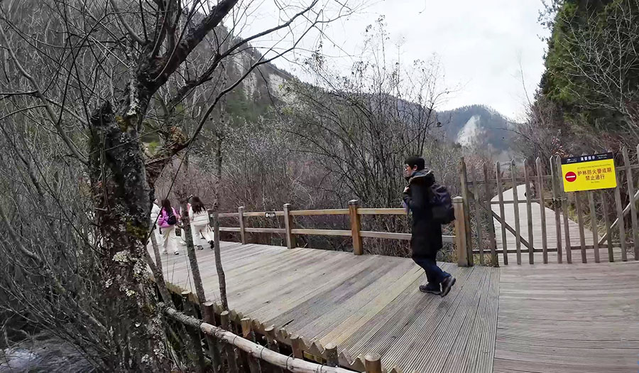 ทางเดินจากทะเลสาบแรดไปทะเลสาบเสือ บางโซนปิดไม่ให้เดินต่อ