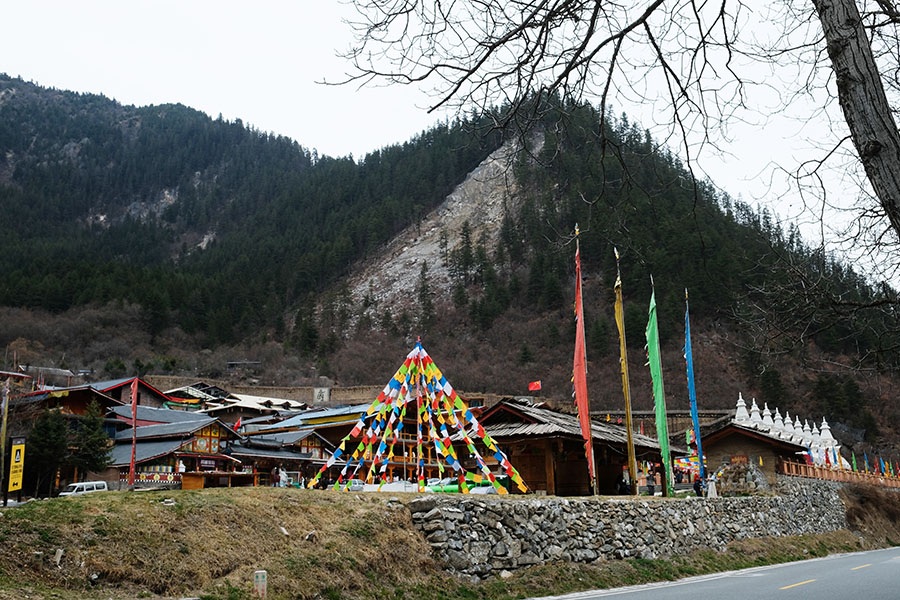 หมู่บ้านทิเบต ชู่เจิ้ง ในจิ่วจ้ายโกว ประดับไปด้วยธงมนต์ 5 สี และเจดีย์ 9 องค์