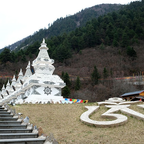 หมู่บ้านทิเบต ชู่เจิ้ง ในจิ่วจ้ายโกว ประดับไปด้วยธงมนต์ 5 สี และเจดีย์ 9 องค์