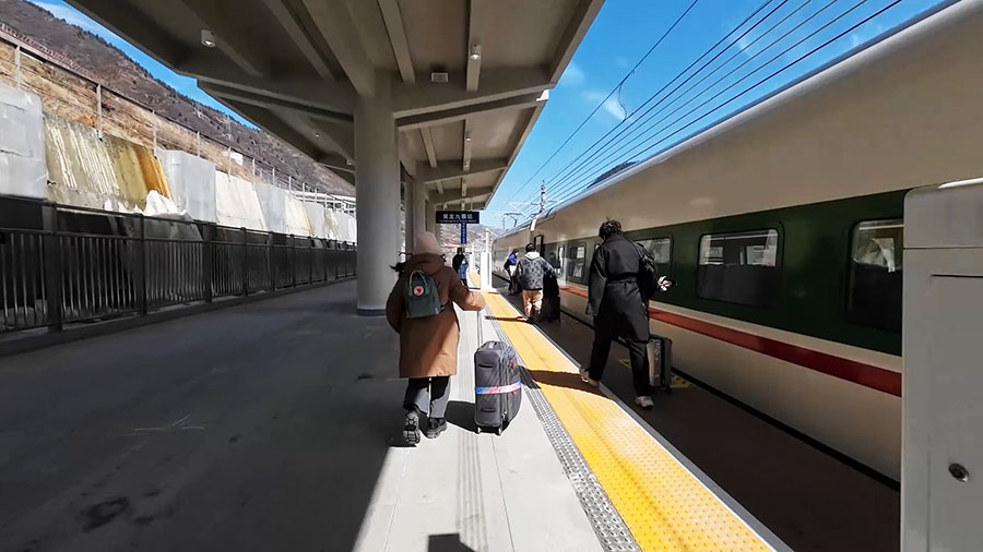 ทันขึ้นรถไฟพอดี อีก 8 นาทีรถไฟจะออก We made it in time 8 minutes before the  train departed.