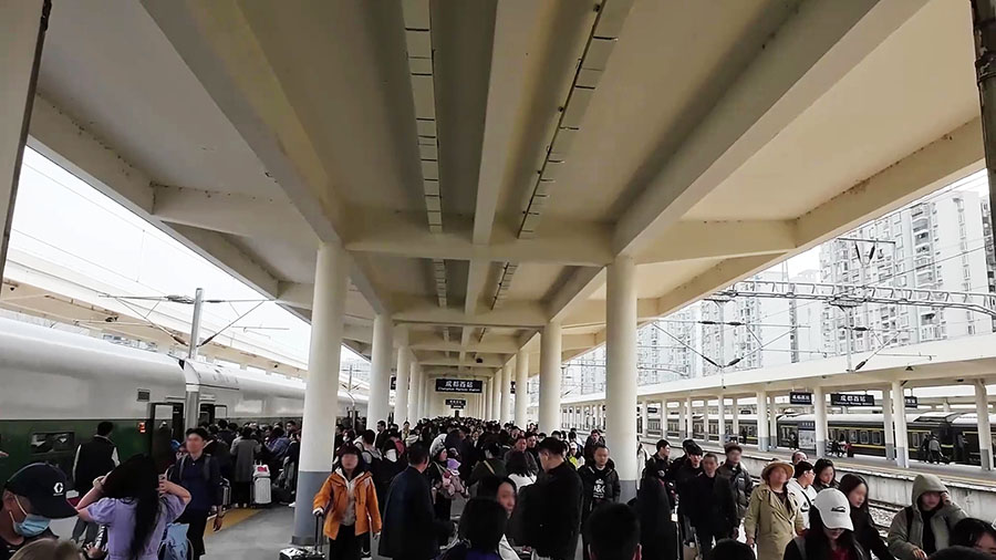 บริเวณชานชาลา สถานีรถไฟเฉิงตูตะวันตก at platform of Chengduxi (Chengdu west) train station