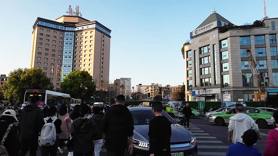 เดินข้ามถนน จากสวนประชาชน ไปถนนคนเดิน KuanZhai