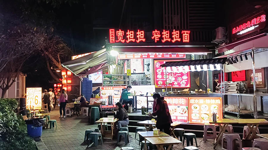 ร้านอาหารริมถนน ใกล้ๆ ซอยกว้างแคบ