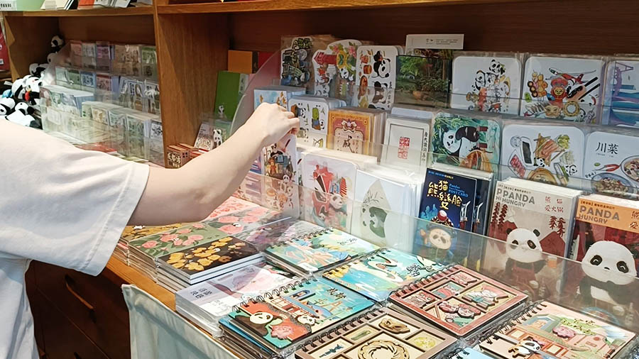 ร้านขายโปสการ์ด ที่ Kuan Zhai Xiang Zi ถนนคนเดินซอยกว้างซอยแคบ เฉิงตู