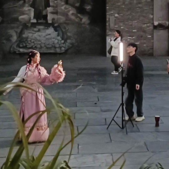 มีคนมาถ่ายรูปชุดจีนโบราณ ที่ Kuan Zhai Xiang Zi ถนนคนเดินซอยกว้างซอยแคบ เฉิงตู